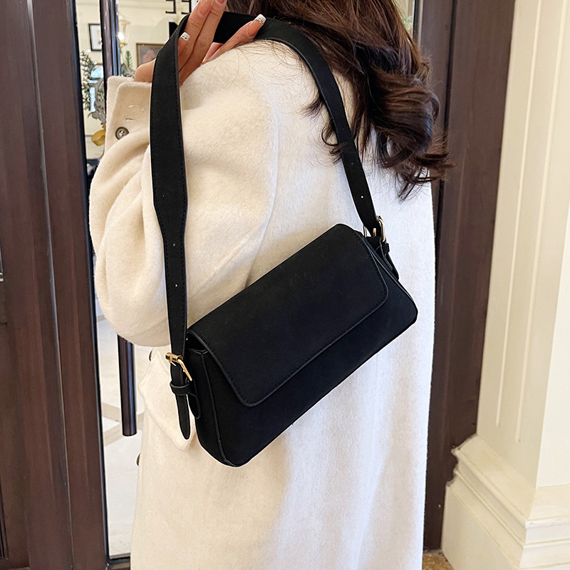 Fashionable solid-color bag for women, winter quality baguette bag 2024 new style, fashionable and niche single-shoulder armpit bag details Picture