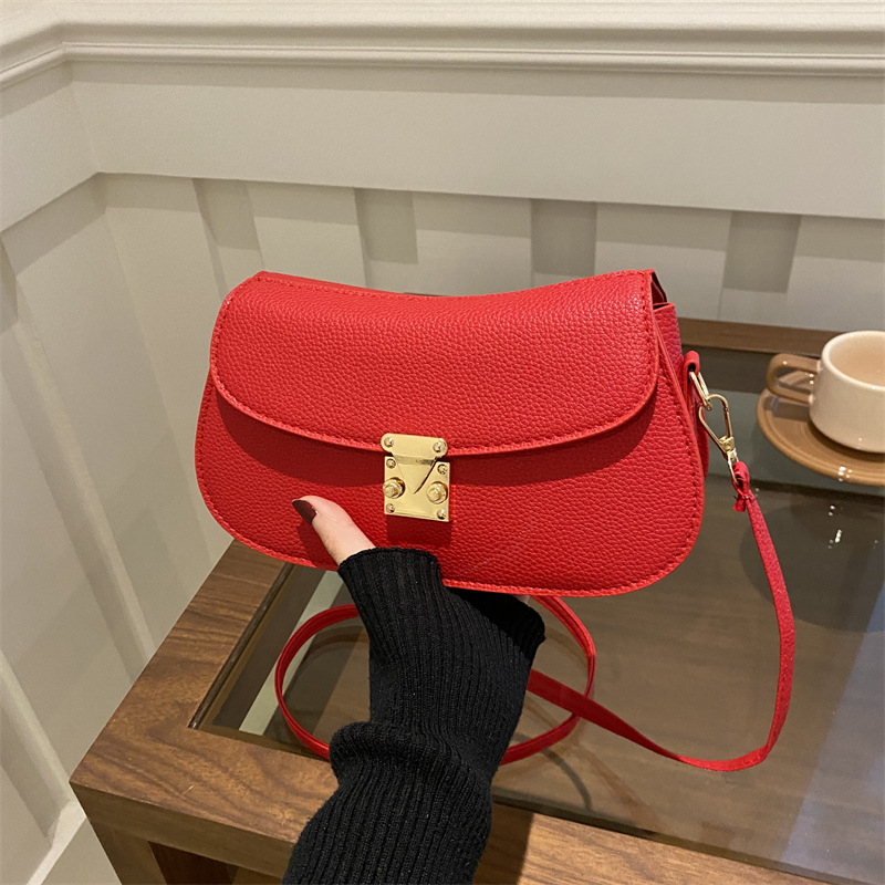 A new solid color, simple, casual and fashionable single-shoulder crossbody small square underarm bag for women will be launched in 2024 full figure