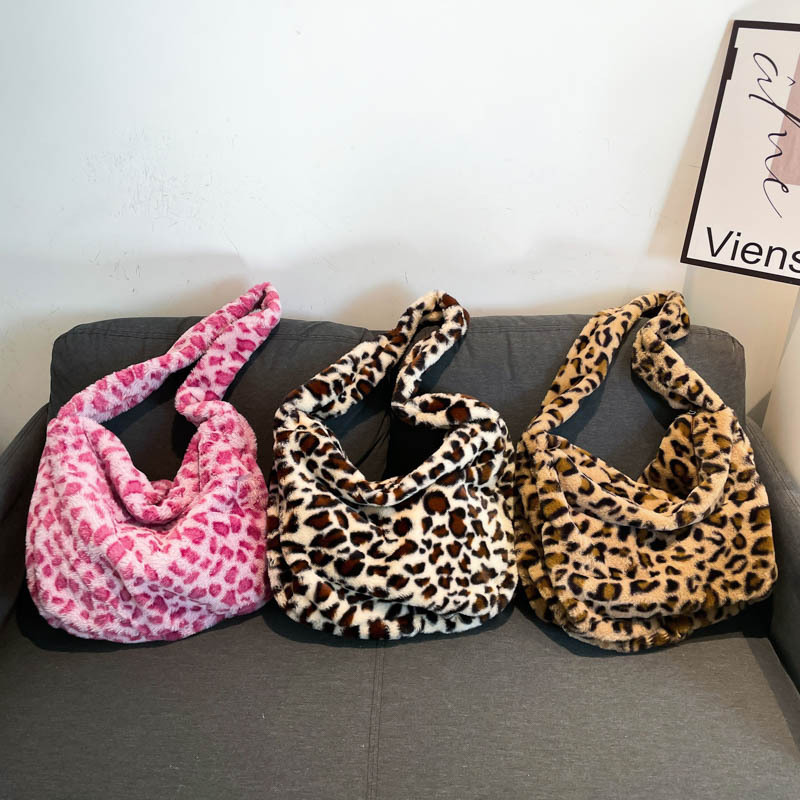 Autumn and winter plush single-shoulder bag, fashionable and cute, colorful leopard print underarm bag, casual large-capacity shopping bag for strolling Application Scenario