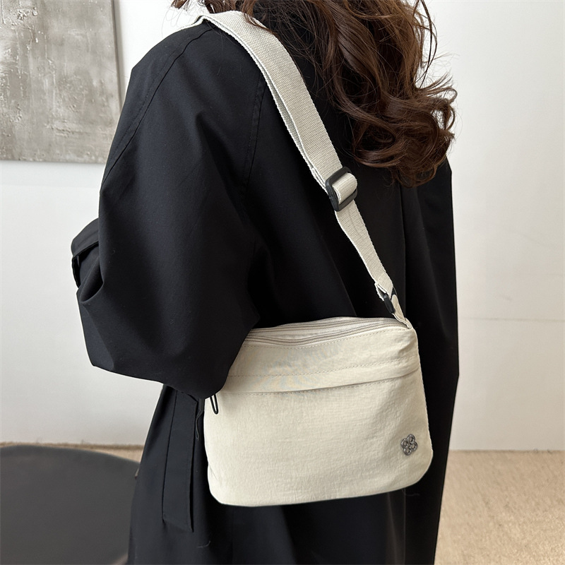 A Japanese-style fashionable and casual water-resistant portable travel bag with large capacity and light storage details Picture