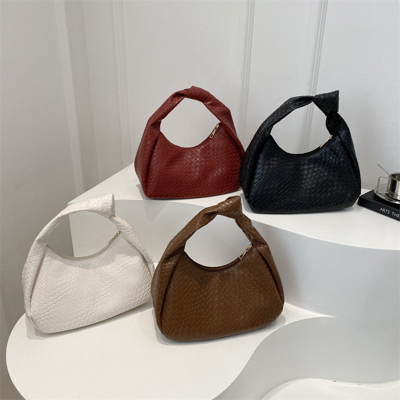 Fashionable woven diamond-patterned, large-capacity casual, new retro casual, fashionable underarm single-shoulder bag Application Scenario