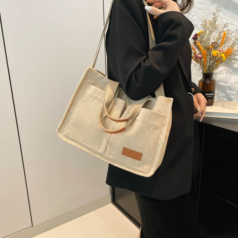 Tote bag, women's large-capacity fashionable corduroy single-shoulder bag, casual retro simple handbag, crossbody bag, commuting bag Application Scenario