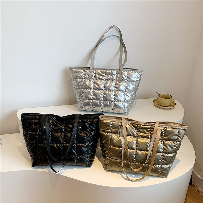 A niche quality single-shoulder bag, a fashionable and simple bag, a large-capacity 2024 new tote bag for women's commuting to school Application Scenario