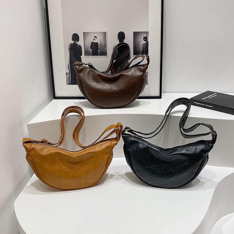 The 2024 new winter version of the women's crossbody bag features a large capacity, niche design, and a high-end retro single-shoulder dumpling bag Application Scenario