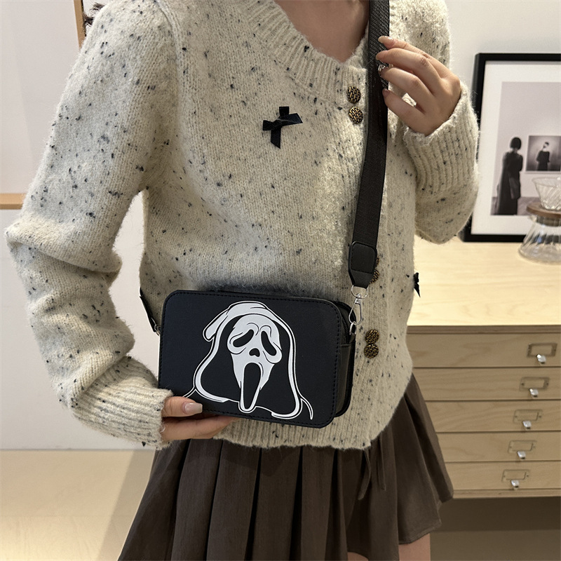 Casual commuting crossbody bag 2024 Autumn new style bag, women's unique and stylish single-shoulder bag, fashionable and simple small square bag details Picture