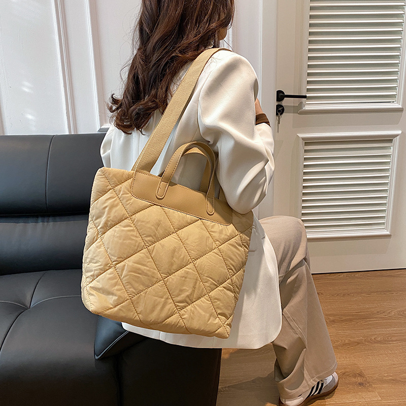 Casual large-capacity cotton-padded jacket bag 2024 winter new style niche solid-color cotton-padded jacket single-shoulder bag hand-carry crossbody tote bag details Picture