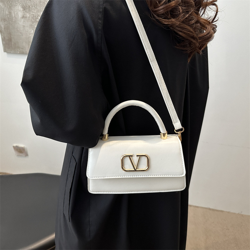 A new 2024 French high-end commuter hand-held small square bag for women, a trendy and fashionable commuter style single-shoulder crossbody bag details Picture
