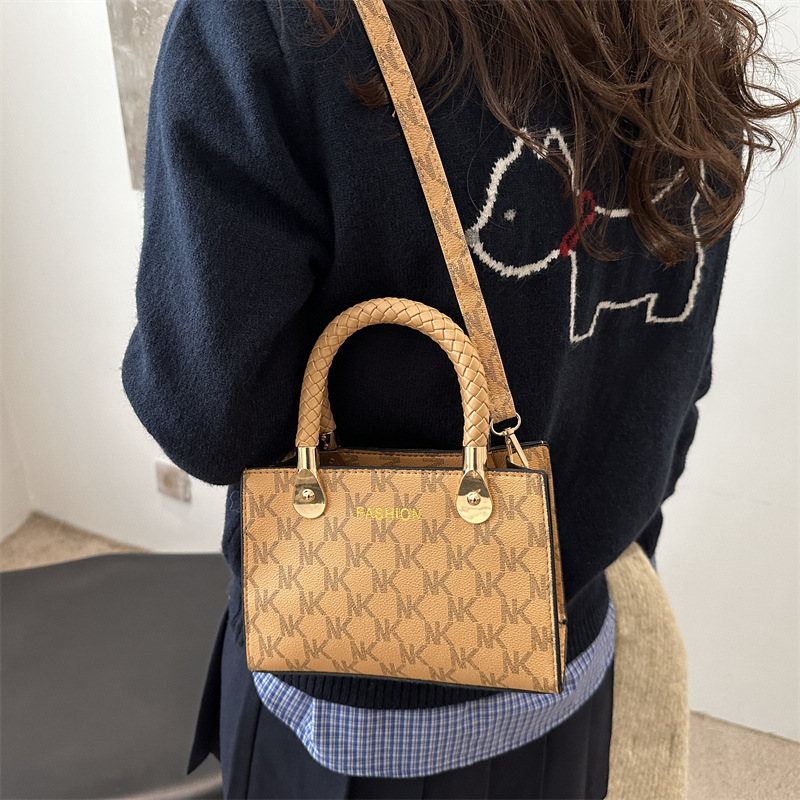 This year's popular handbags include women's retro crossbody bags, small square bags, and the new winter 2024 fashionable and simple single-shoulder bags details Picture