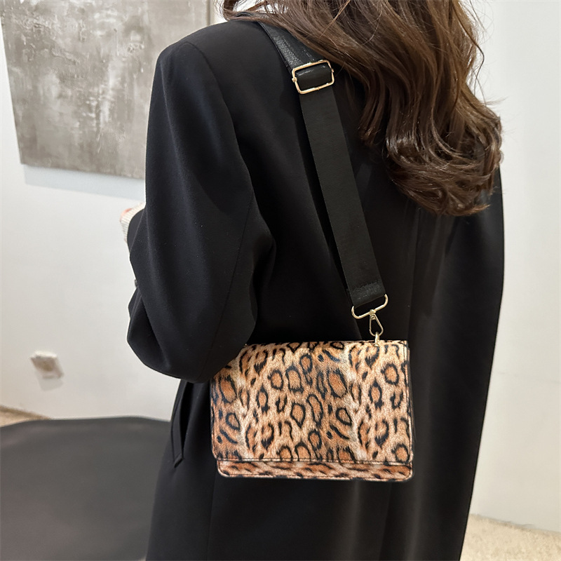 The 2024 autumn new style small square bag, leopard print cross-border women's bag, high-end hand-held, fashionable and niche single-shoulder crossbody bag from Europe and America Specification drawing