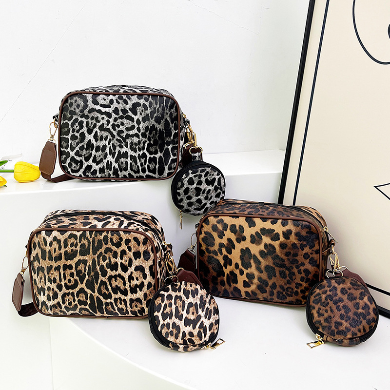 A new cross-border leopard print large-capacity small square bag for the 2024 autumn and winter season, with a portable and waterproof wide shoulder strap and a single-shoulder crossbody bag Application Scenario