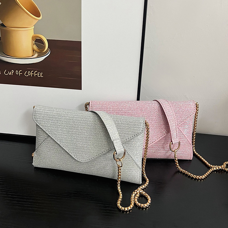 Cross-border wholesale fashion chain hand-held bags for women 2025 New fashion, stylish, shiny crossbody bags, envelopes, coin purges Application Scenario