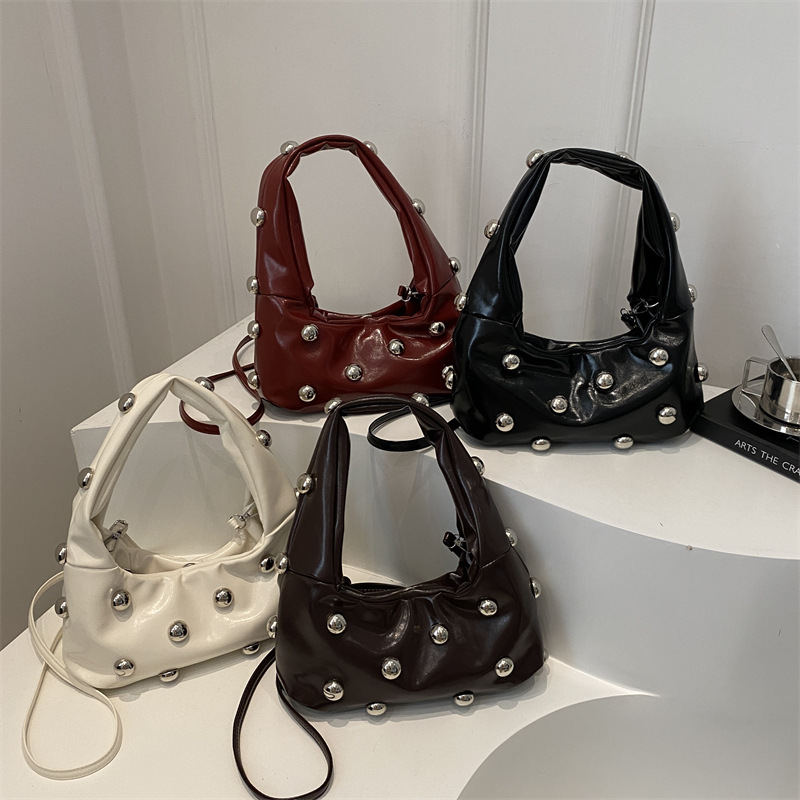 Cross-border fashion riveted women's single-shoulder underarm bag for women 2025 Spring new versatile crossbody crescent-shaped bag Application Scenario