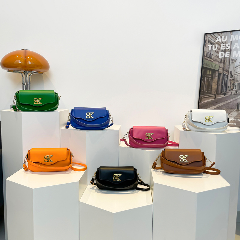 New 2024 autumn/winter fashion chain single-shoulder high-end quality crossbody hand-carry bag with large capacity for commuting Application Scenario