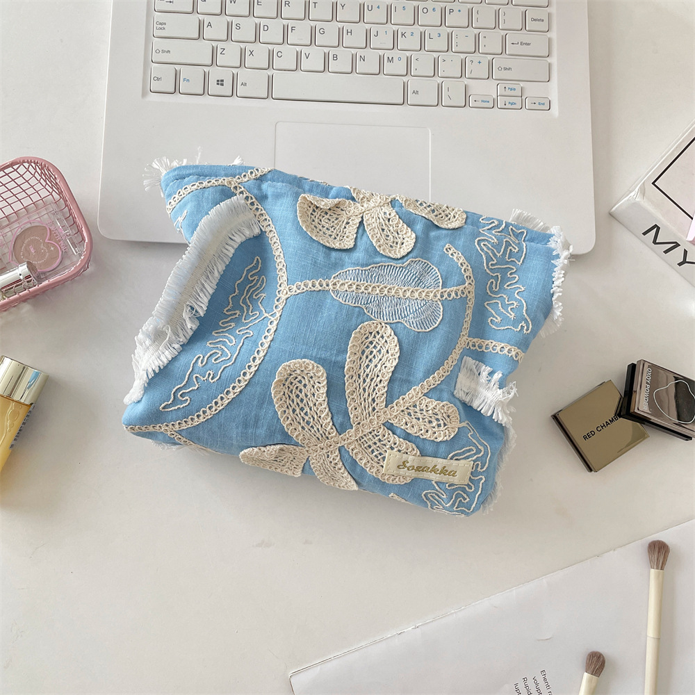 5747 New three-dimensional flower makeup bag, large-capacity ins super popular portable cosmetics, lipstick and toiletries storage bag Application Scenario