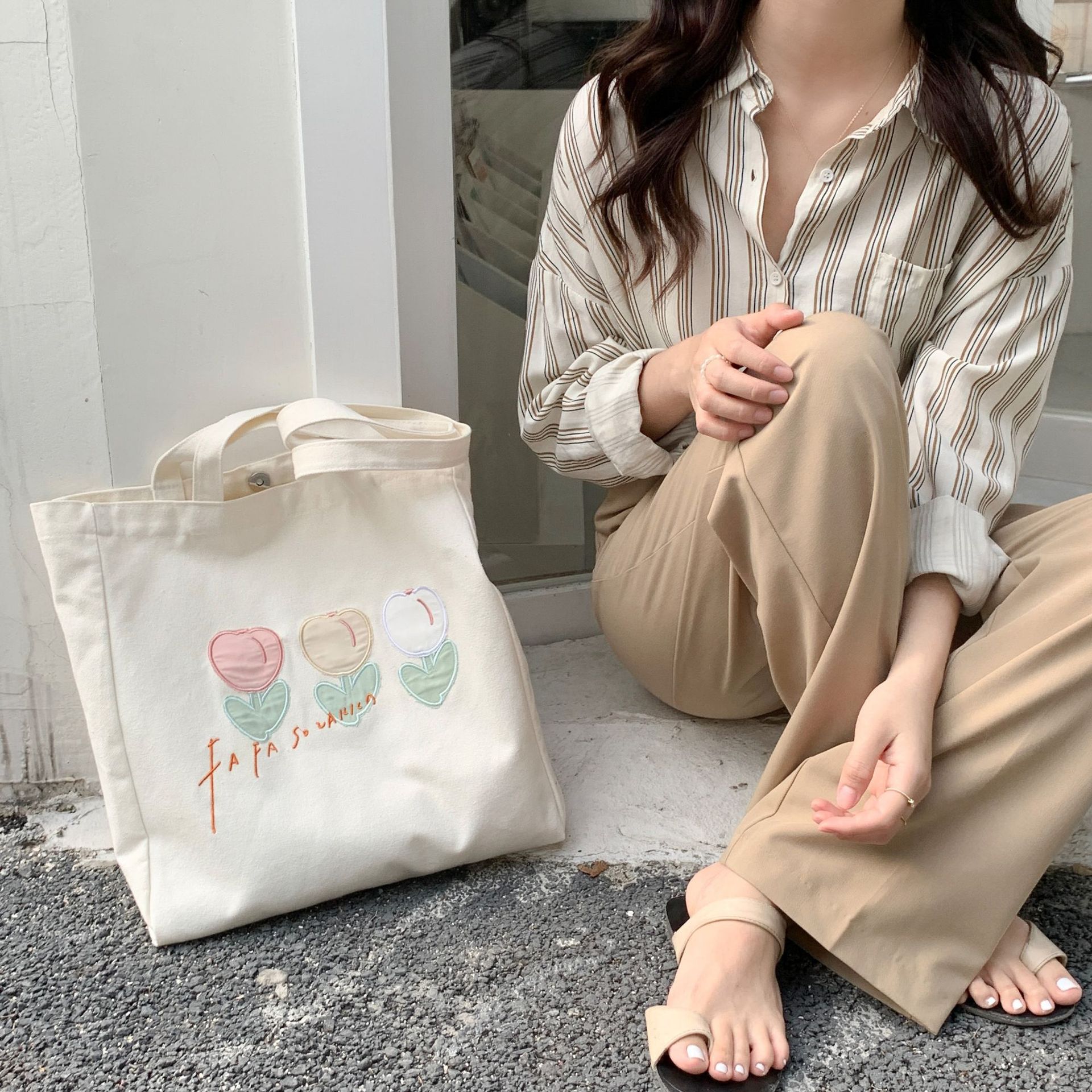 24162 Embroidered tulip large-capacity tote bag, canvas bag, student shopping bag, women's casual single-shoulder bag details Picture