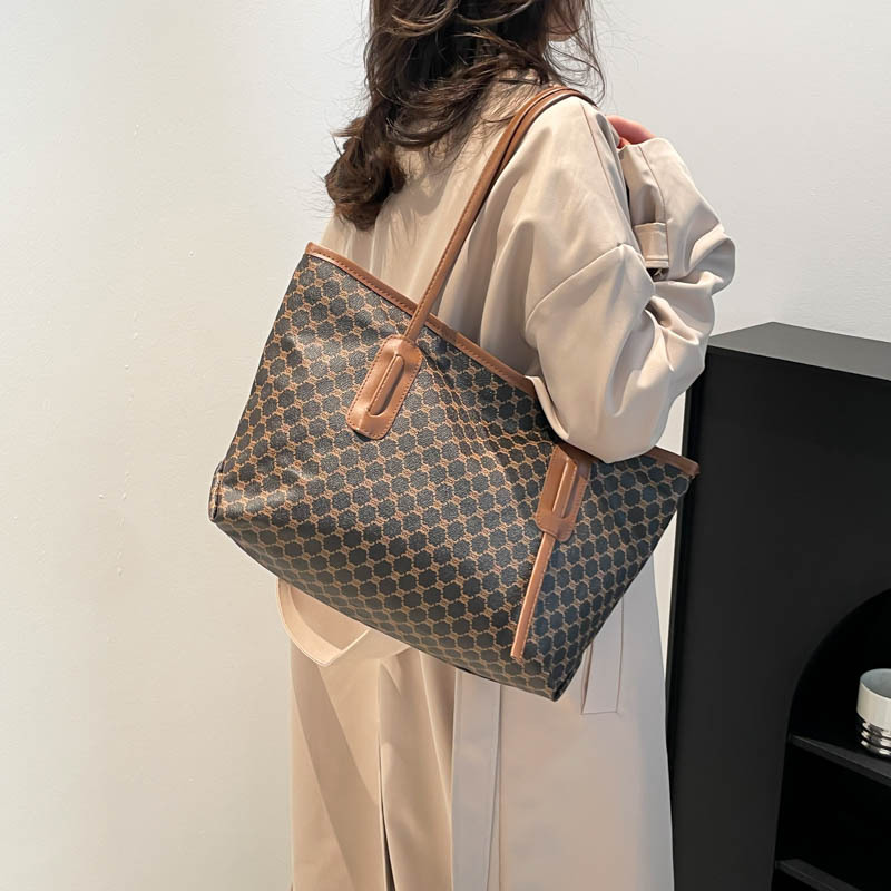 Color-blocking trendy casual Tote large bag 2025 Spring New niche fashionable casual large capacity single-shoulder bag details Picture
