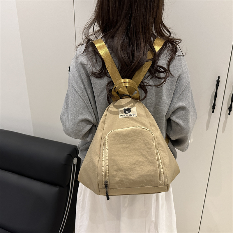New solid-color, niche, casual, lightweight and versatile backpack, large-capacity portable commuting bag, stylish crossbody bag details Picture