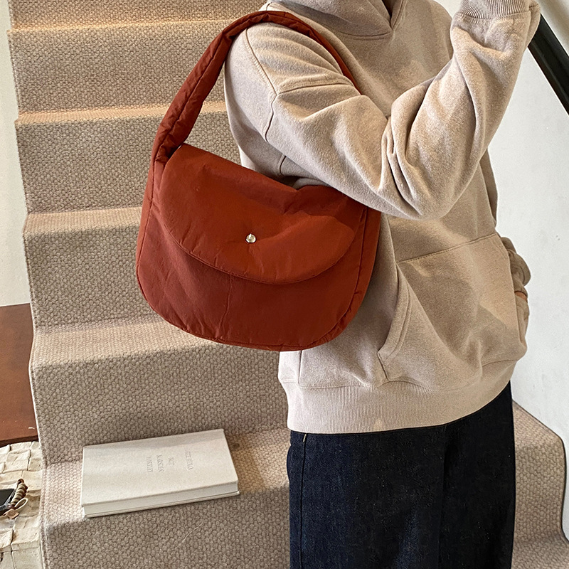 The new winter 2024 handbag features a large capacity, simple style, a hand-held bag, a commuting underarm bag, and a cross-border trend Application Scenario
