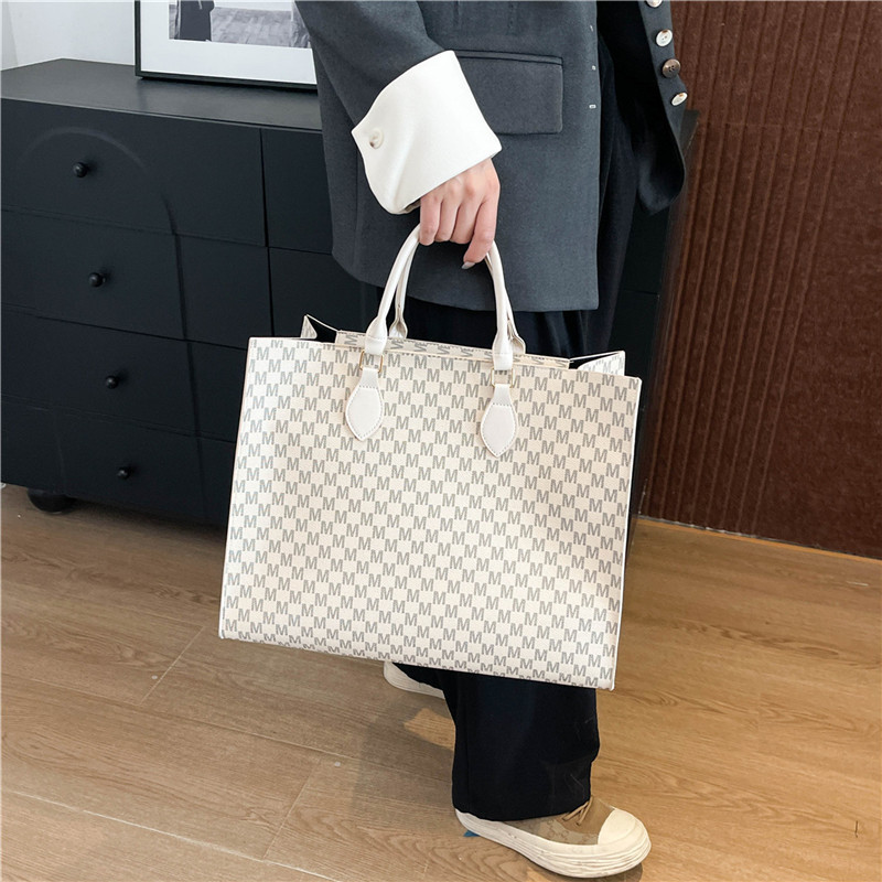 A new 2024 Korean version of a stylish, large-capacity, retro printed hand-held and trendy tote bag for commuting ladies Specification drawing