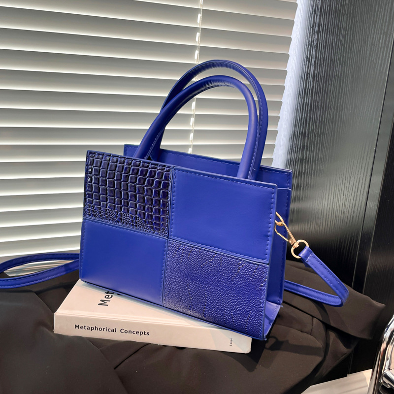 This large-capacity crocodile print handbag with a retro European and American style is a versatile crossbody single-shoulder bag for commuting and work. It is trendy and simple for women full figure
