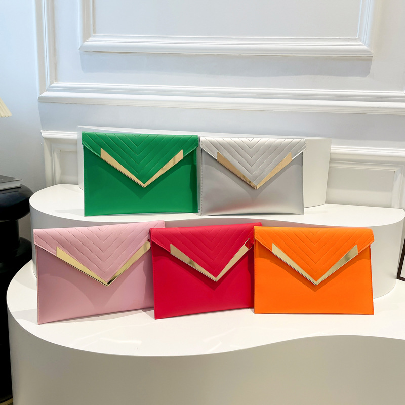 A niche sequined women's clutch bag for 2024, a fashionable and stylish twill body line mobile phone envelope bag Application Scenario