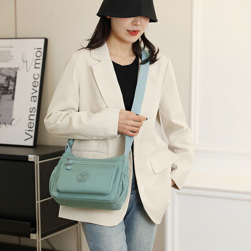 Colorful Fox's new large-capacity women's single-shoulder bag is a stylish outdoor casual water-resistant multi-layer crossbody bag details Picture