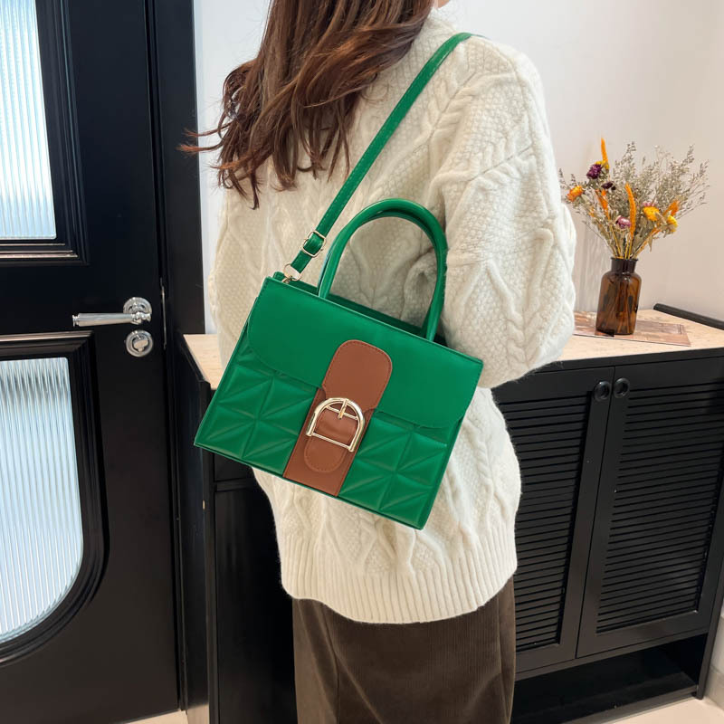 A new autumn/winter 2024 European and American retro fashion, simple and casual, versatile and trendy single-shoulder crossbody small square bag Specification drawing