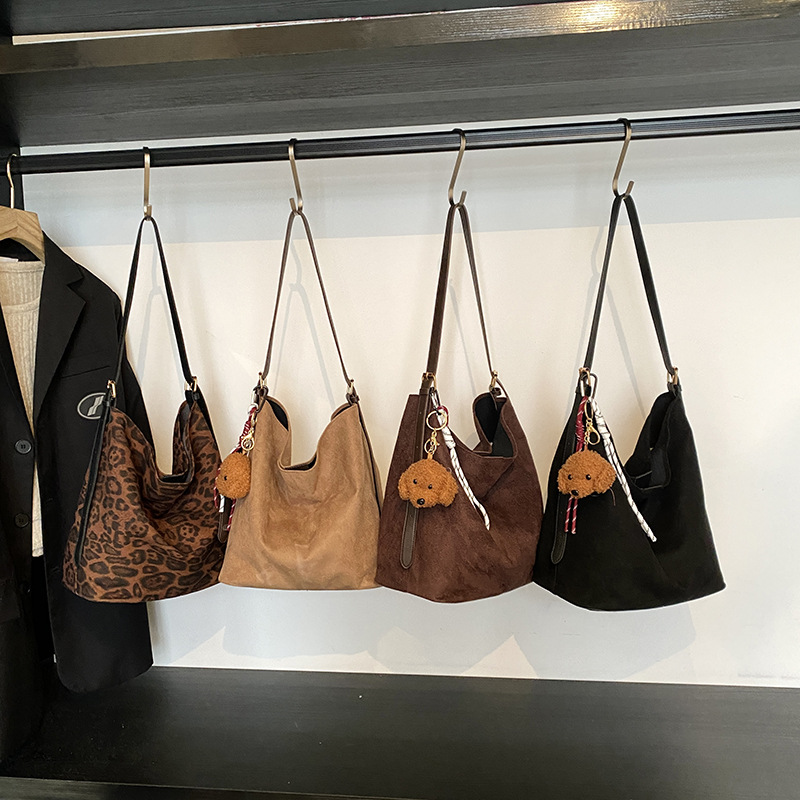 New leopard print large-capacity winter bag, fashionable and casual 2024 commuter retro single-shoulder crossbody bag tote bag Application Scenario