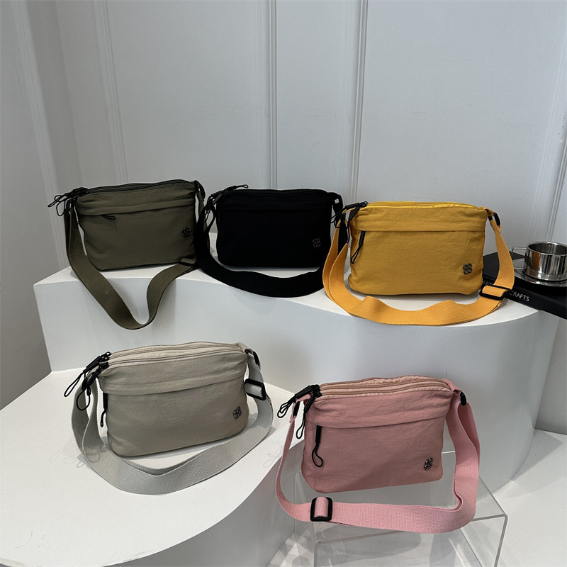 A Japanese-style fashionable and casual water-resistant portable travel bag with large capacity and light storage Application Scenario