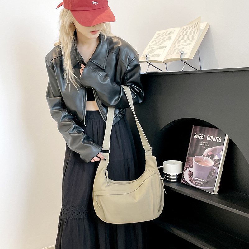 The 2025 new stylish and laid-back large-capacity crossbody bag, simple and versatile nylon women's bag, trendy and lightweight single-shoulder bag Application Scenario