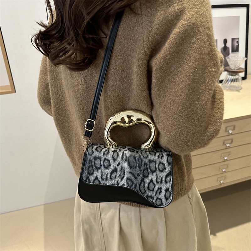 2024 New European and American fashion leopard print crossbody bag, unique, trendy, retro texture hand-held small square bag, hot girl bag details Picture