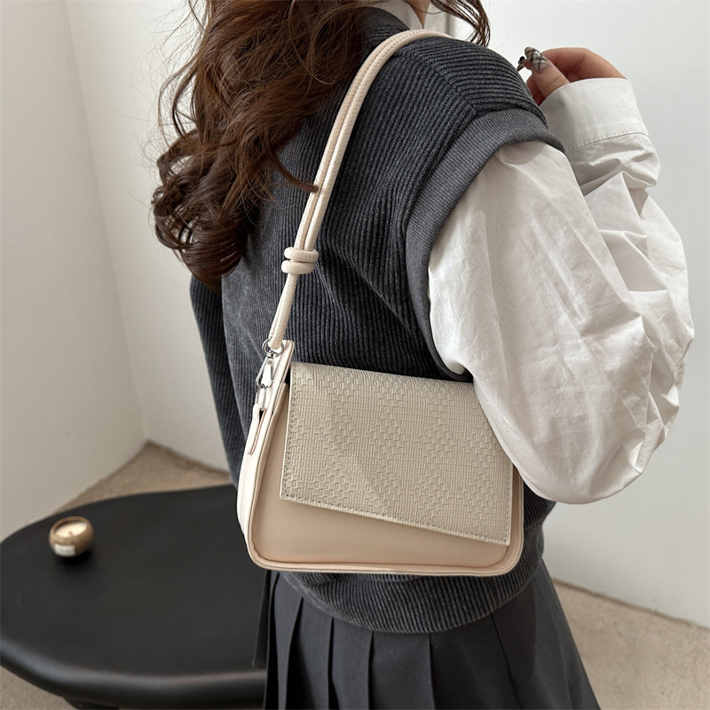A niche design women's bag for 2024, featuring a large capacity and small square design. It is a high-quality commuting single-shoulder, hand-carry and underarm bag for women Specification drawing