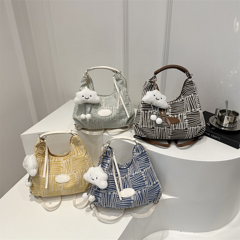 This character pattern 2024 Autumn new style fashionable, lightweight, casual, large-capacity, simple and stylish crossbody tote single-shoulder bag Application Scenario