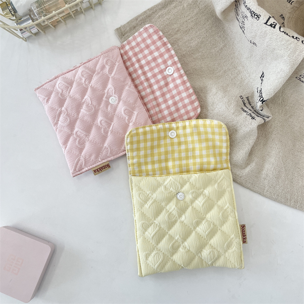 5492 Quilted Jacquard heart-shaped Sanitary Kit, Lipstick Storage Bag, Student Portable Menstrual Sanitary Napkin Organization Bag Application Scenario