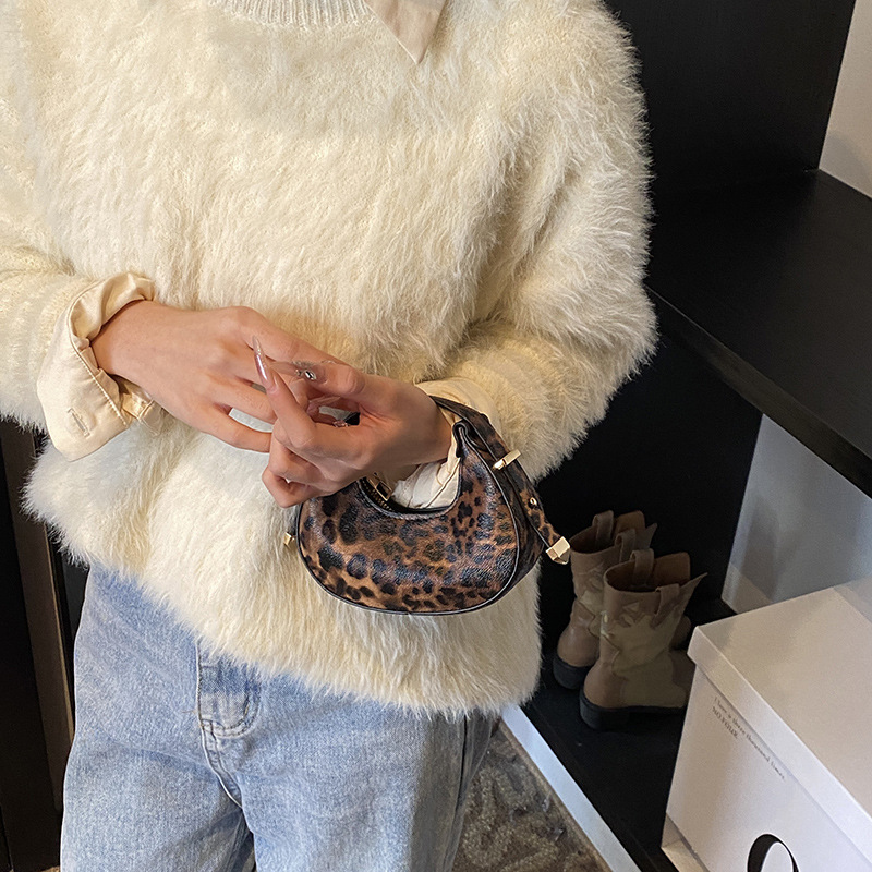 High-end small bags for women's autumn and winter, new European and American fashion leopard print bags, retro and niche dumpling bags, hand-held crescent bags Specification drawing