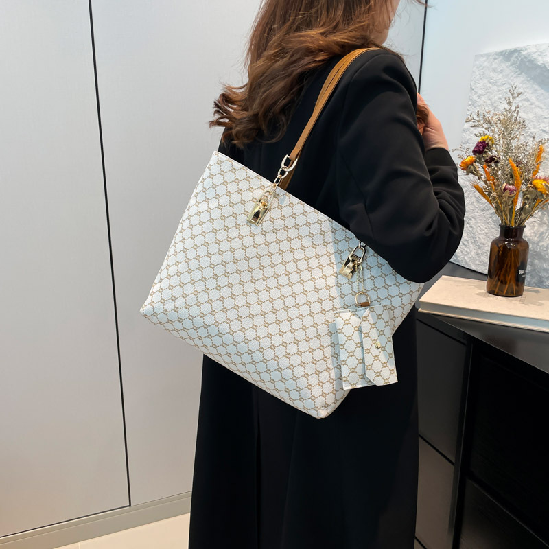 Large-capacity bag, personalized tote bag for women's commuting, 2025 new style, beautiful, niche and trendy single-shoulder bag, high-quality women's bag details Picture
