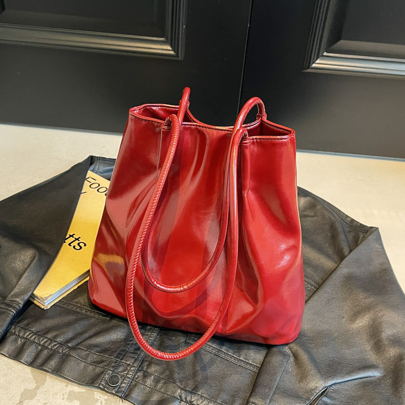 High-end oil-leather casual underarm large-capacity tote bag for women, 2024 new retro commuter fashion single-shoulder bag full figure