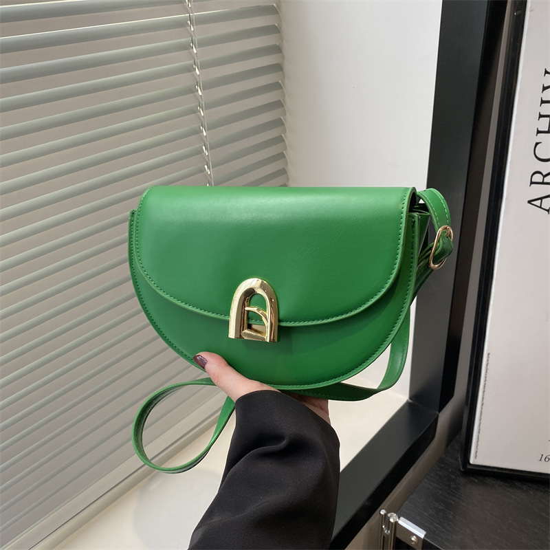 This is a new spring niche design for women. It's a retro and versatile bag for commuting, with a high-end quality and a slanted semi-circular saddle full figure