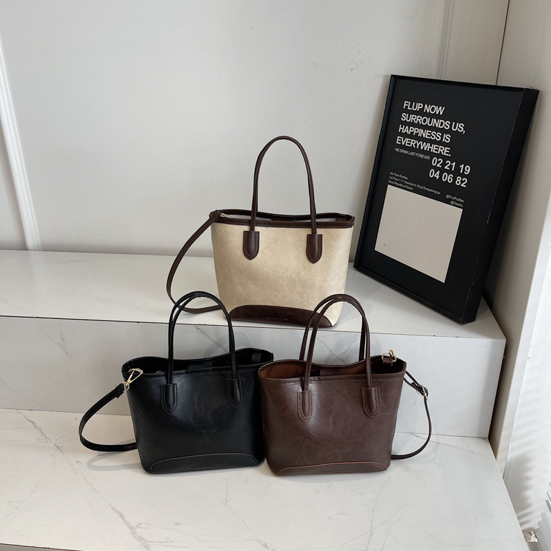 This year, retro bags with large capacity for women are in fashion. The new spring 2025 casual crossbody bag and commuting hand-held bucket bag are all popular Application Scenario