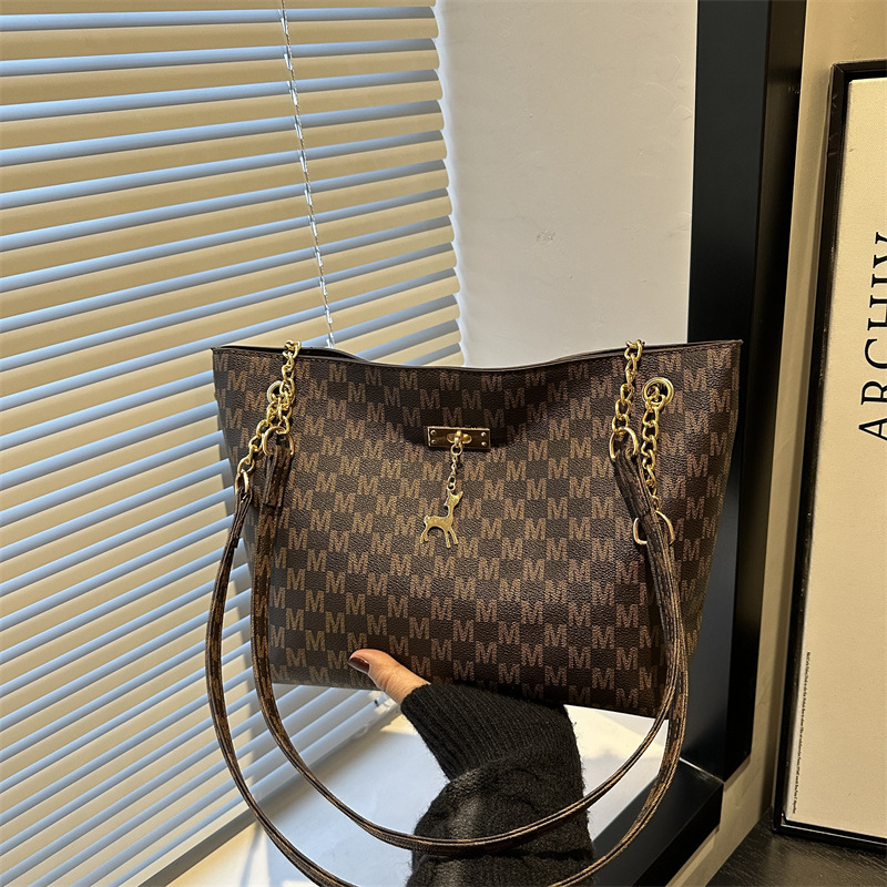 2025 New women's bag, large-capacity bag, fashionable commuting, retro chain hand shoulder bag, printed tote bag for women full figure