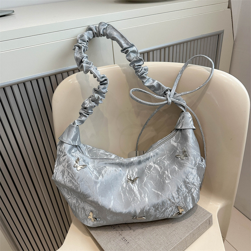 The large-capacity women's autumn 2024 new casual pleated single-shoulder crossbody bag is a popular commuter tote bag this year full figure