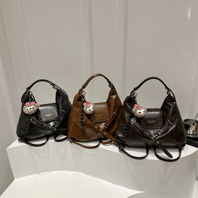 Winter commuting large capacity stylish backpack 2024 New retro texture solid color casual crossbody tote bag for women Application Scenario