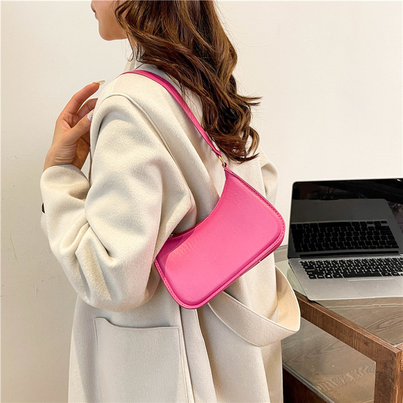This 2024 versatile and fresh crossbody bag is a new autumn and winter fashion underarm dumpling single-shoulder bag with a unique texture details Picture