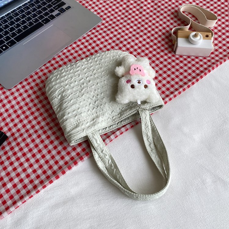 New casual cotton thread single-shoulder fashionable bag, cute bear crossbody handbag, woven bag, beach vacation bag Application Scenario