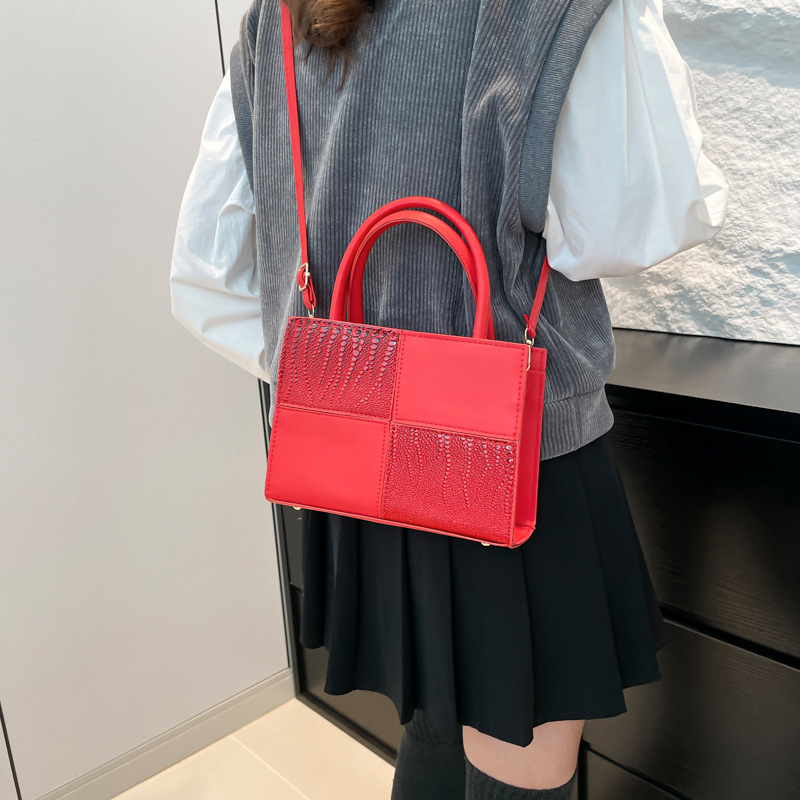 This large-capacity crocodile print handbag with a retro European and American style is a versatile crossbody single-shoulder bag for commuting and work. It is trendy and simple for women Specification drawing