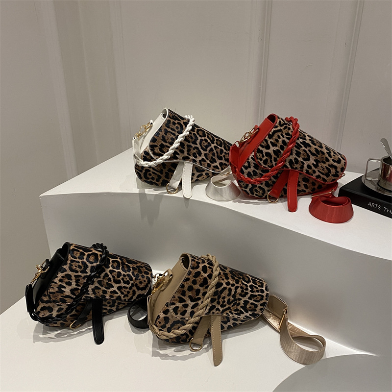 A new niche design leopard print saddle bag for women's 2024 winter commuting single-shoulder crossbody bag Application Scenario