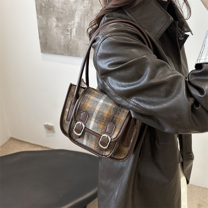 Autumn woolen checkered bag for women, 2024 new Korean-style underarm bag, retro and niche single-shoulder hand-held small square bag details Picture