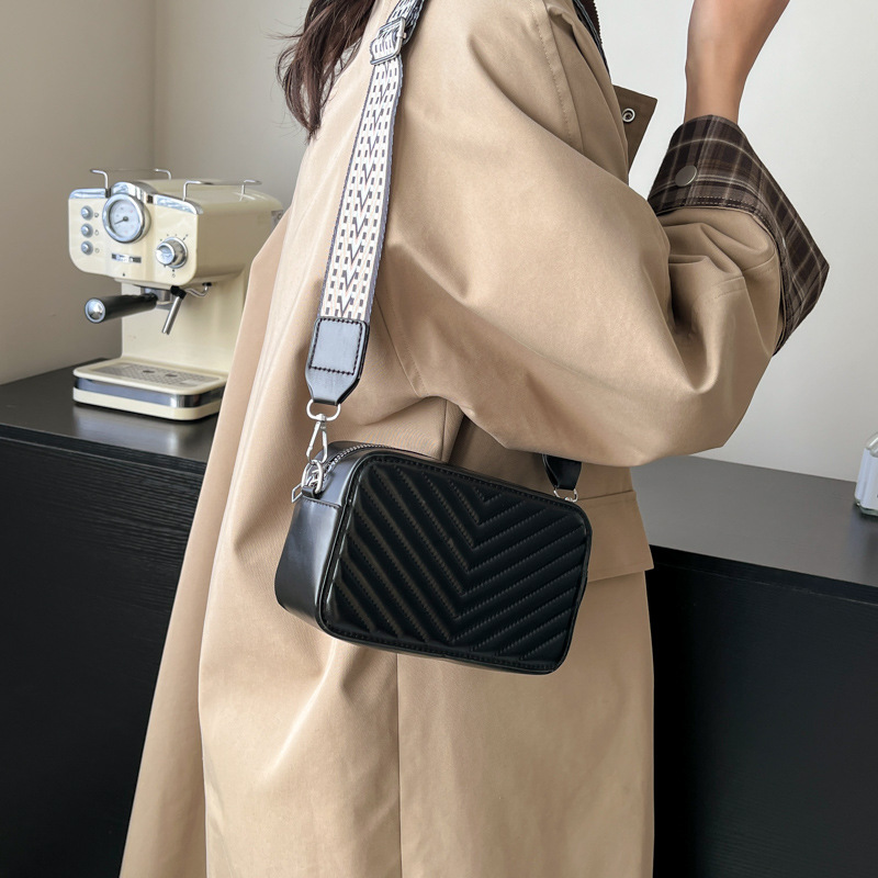 Solid color fashionable stitching, trendy solid color 2024 diamond-shaped new winter wide shoulder strap women's crossbody single-shoulder small square bag details Picture