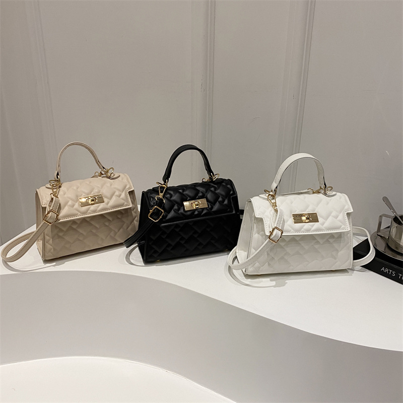 A new, fashionable and niche single-shoulder crossbody bag for women's autumn and winter 2024, featuring a hand-held diamond-patterned embroidery thread small square bag Application Scenario