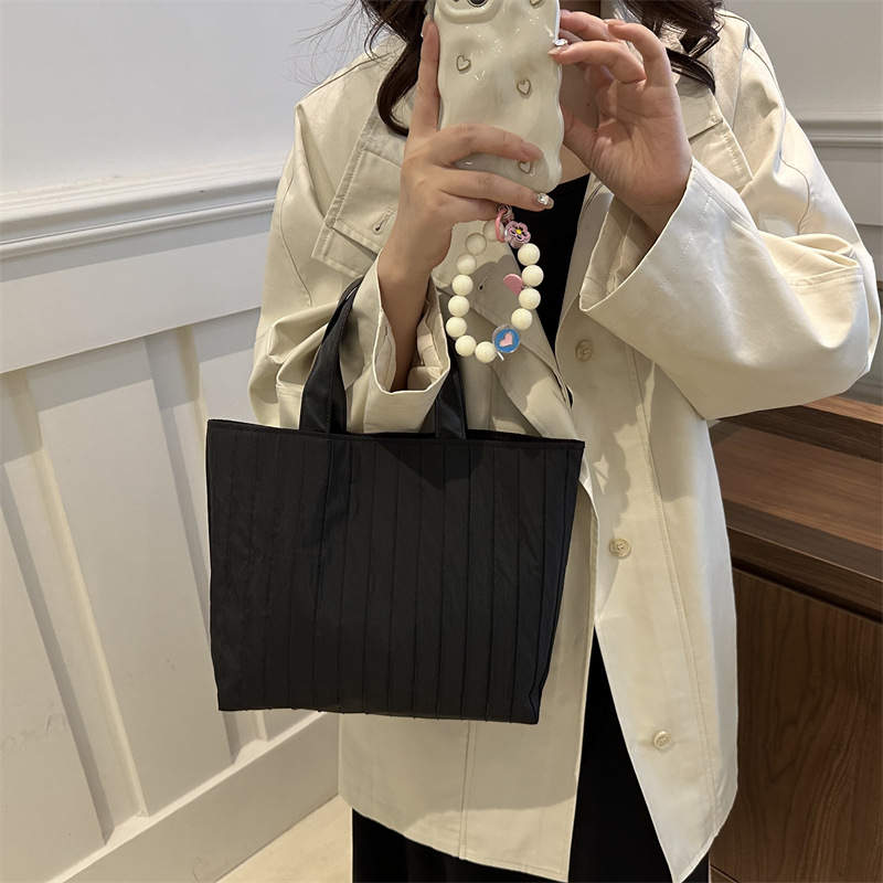 A new autumn/winter 2024 trendy solid color retro large-capacity single-shoulder bag for women, a versatile commuting handbag Specification drawing